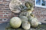 sfeerbeeld met zandstenen engelen en zandstenen ballen